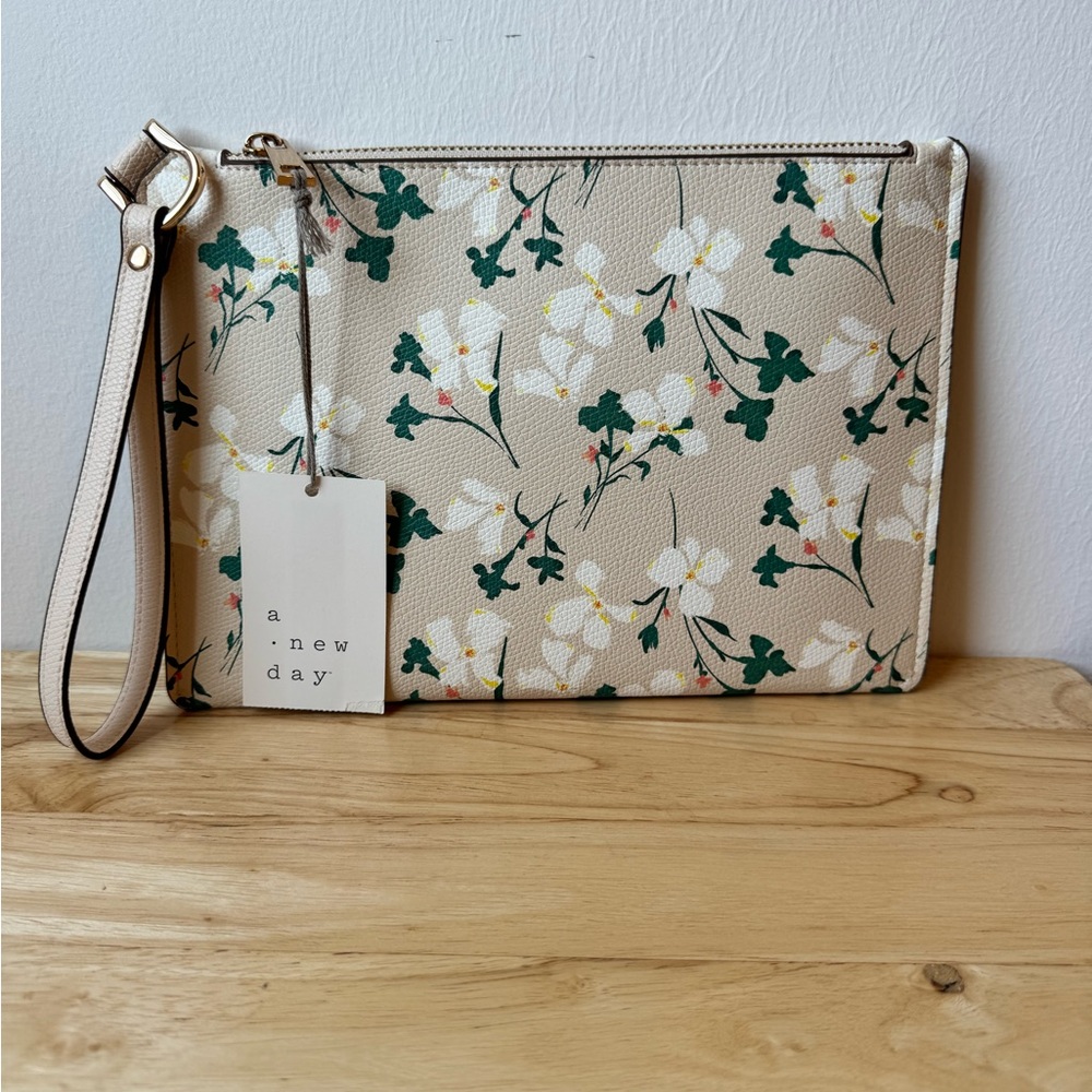 🌸 NWT - Garden Party Flower Clutch Wristlet Wallet 🌸